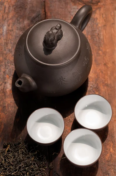 Chinesische grüne Teekanne und Tassen — Stockfoto