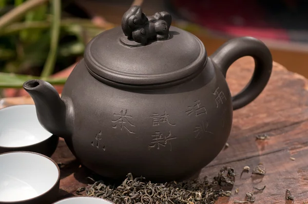 Chinese green tea pot and cups — Stock Photo, Image