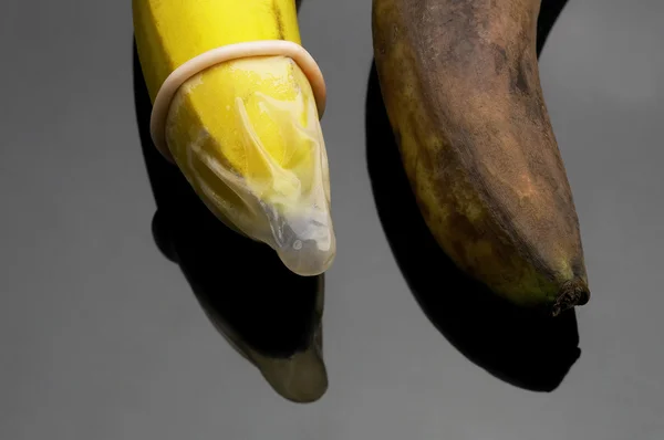 Preservativo sulla banana — Foto Stock