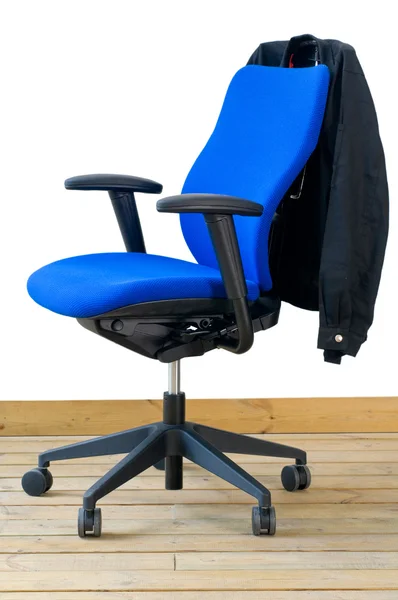Moderní modrá kancelářská židle s přebalem na zádech — Stock fotografie
