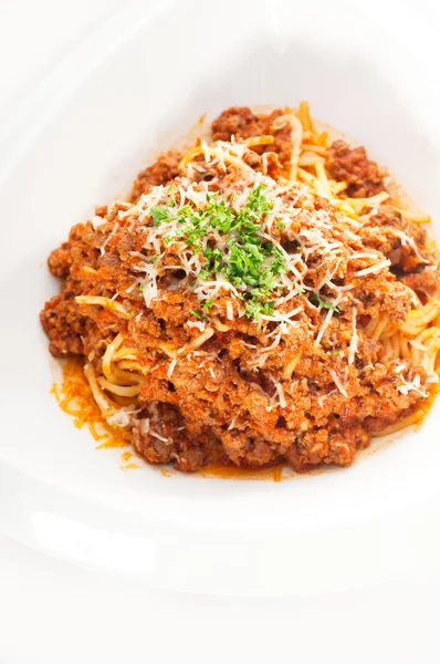 Spaghetti with bolognese sauce and fresh vegetables on backgroun — Stock Photo, Image