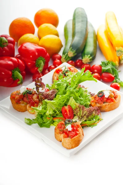 Original Italian fresh bruschetta served with fresh salad and ve — Stock Photo, Image