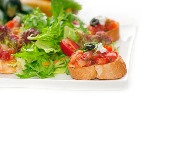 Original Italian fresh bruschetta served with fresh salad and ve — Stock Photo, Image