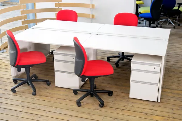 Íróasztalok és piros székek munkakörnyezet — Stock Fotó