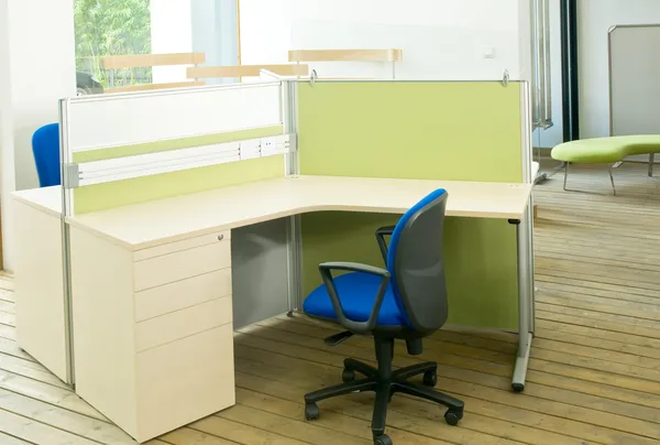 办公室书桌和蓝色椅子隔间设置 — 图库照片
