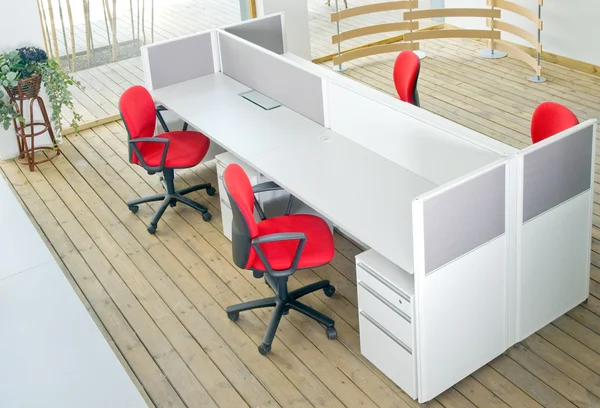Kancelářské stoly a červené židle kóje — Stock fotografie