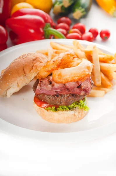 Klassieke hamburger sandwich en frietjes — Stockfoto