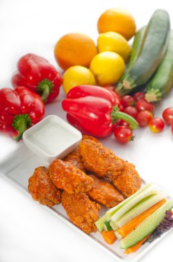 Buffalo wings pinzimonio ile servis tavuk