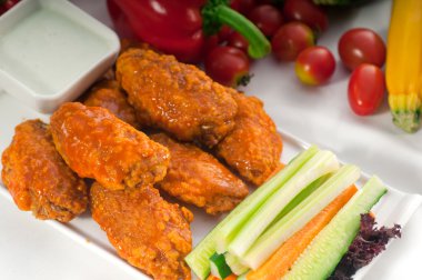 Buffalo wings pinzimonio ile servis tavuk