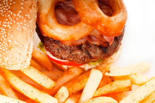 Klasik hamburger sandviç ve patates kızartması — Stok fotoğraf