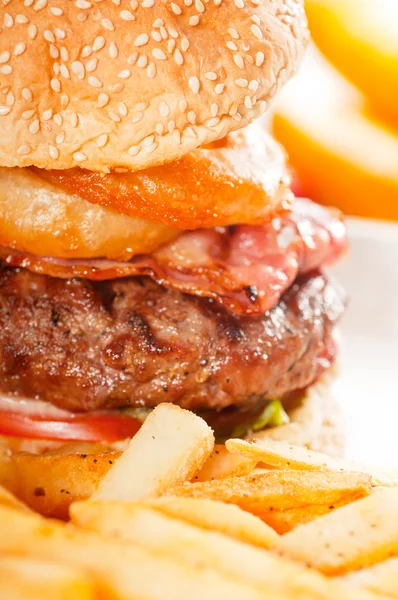 Clásico sándwich de hamburguesa y patatas fritas —  Fotos de Stock