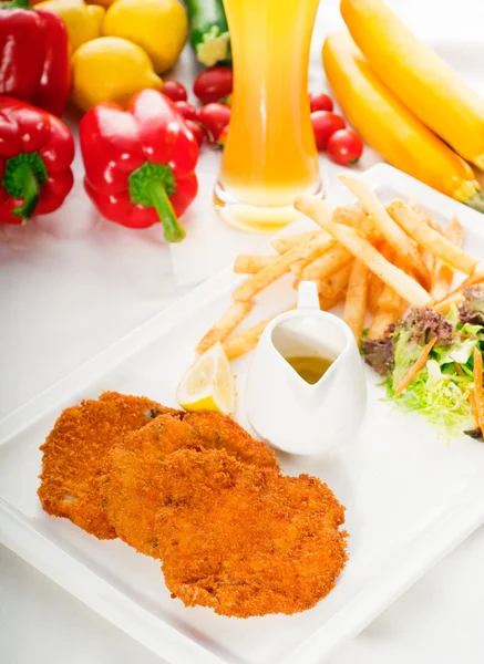 Classic Milanese veal cutlets and vegetables — Stock Photo, Image