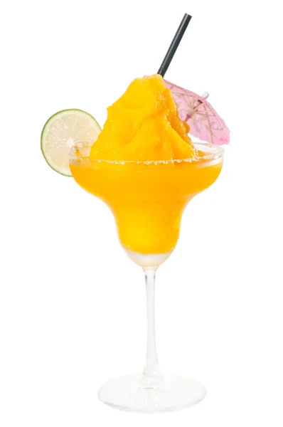 Donmuş mango margarita kokteyl beyaz izole — Stok fotoğraf