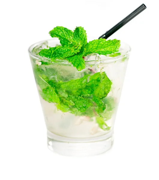 Mojito-Caipirina-Cocktail mit frischen Minzblättern — Stockfoto