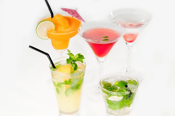 Gruppo di cocktail bevanda isolata su bianco — Foto Stock