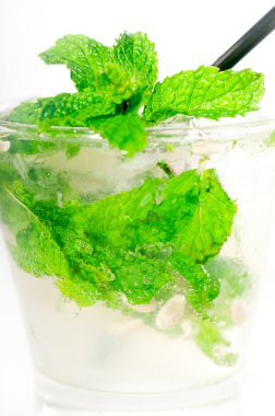 Mojito caipirina taze nane yaprakları ile kokteyl