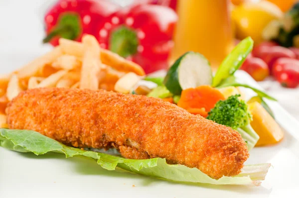 Frisches Hühnerbrustbrötchen und Gemüse — Stockfoto
