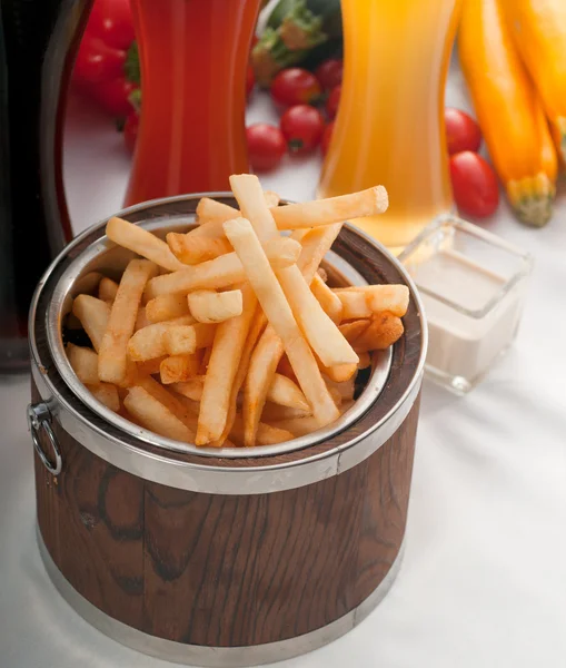 Batatas fritas frescas em um balde — Fotografia de Stock
