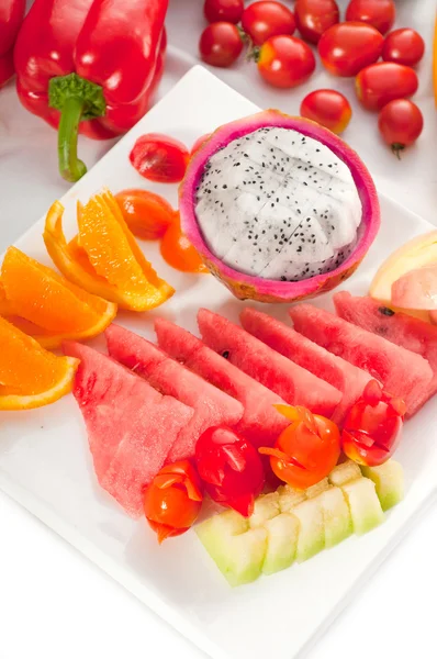 Assiette mixte de fruits frais tranchés — Photo