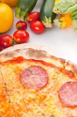 İtalyan özgün ince kabuk biberli pizza