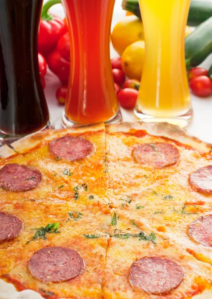 Pizza pepperoni croûte fine originale italienne — Photo