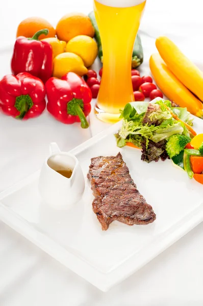 Sappige BBQ-gegrilde rib eye, ribeye biefstuk en groenten — Stockfoto