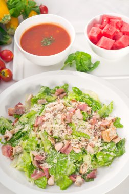 taze Sezar salatası