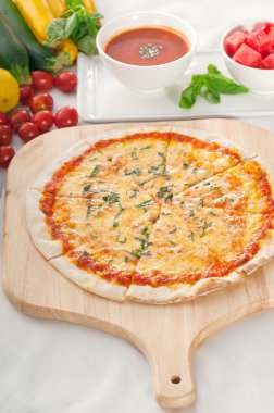 İtalyan özgün ince hamur pizza