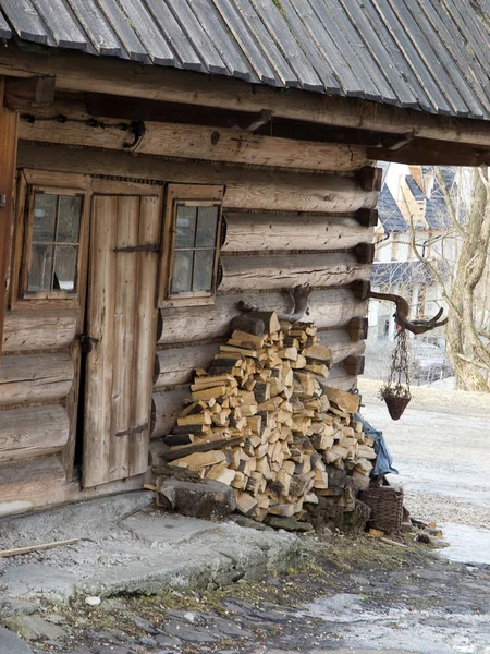 Antigua choza de madera —  Fotos de Stock