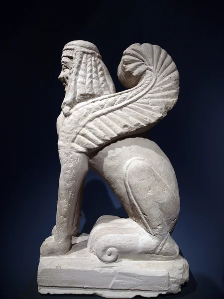 Lápidas etruscas. "Pietra fetida" - esfinge funeraria, media — Foto de Stock