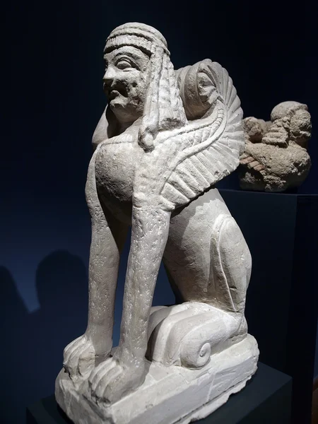 Lápidas etruscas. "Pietra fetida" - esfinge funeraria, media — Foto de Stock