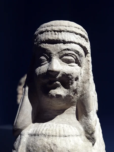 Etruskische grafstenen. "pietra fetida" - funeraire sphinx, Midden — Stockfoto