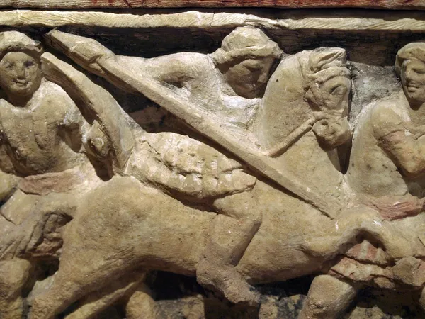 Detail van strijders uit Etruskische cinerary urn — Stockfoto