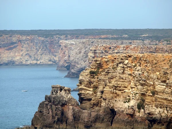 巨大的悬崖海岸附近海角 st vincent 葡萄牙 — 图库照片