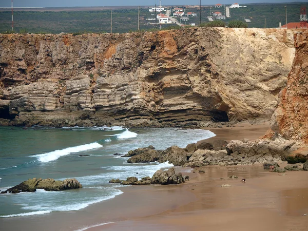 Монументальный скалистый берег у мыса Сент-Винсент, Португалия — стоковое фото