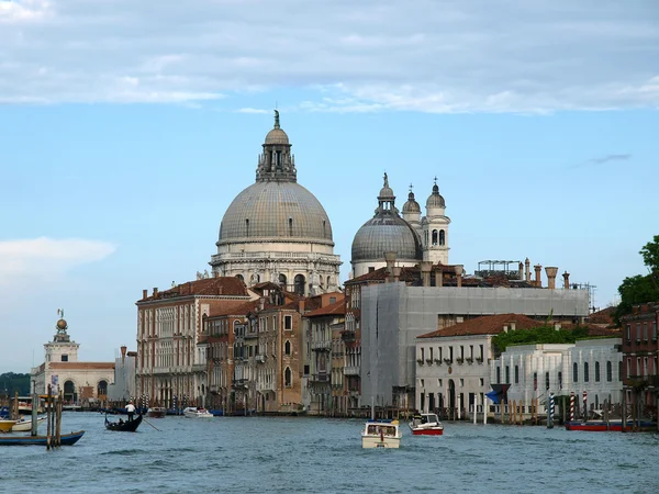 ヴェネツィアのカナル ・ グランデと敬礼ビュー — ストック写真