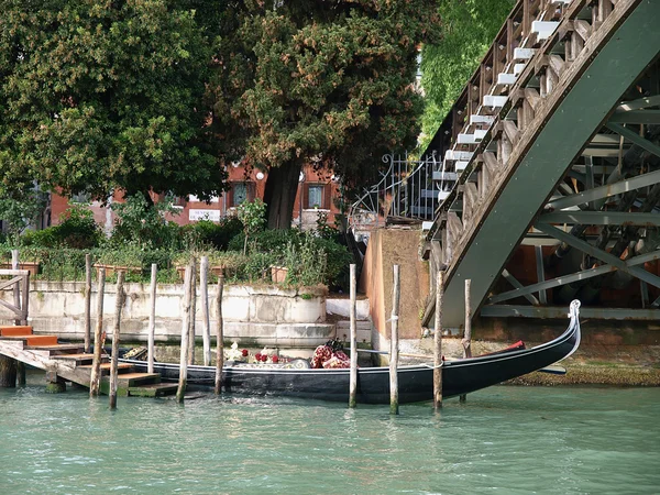 Venetië - gondel op de brug academia — Stockfoto