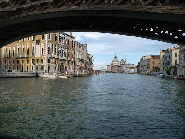 Венеция - вид на Большой канал и салют — стоковое фото