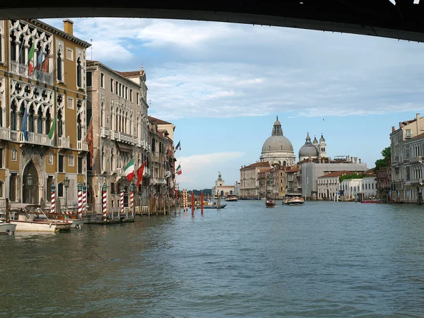 ヴェネツィアのカナル ・ グランデと敬礼ビュー — ストック写真