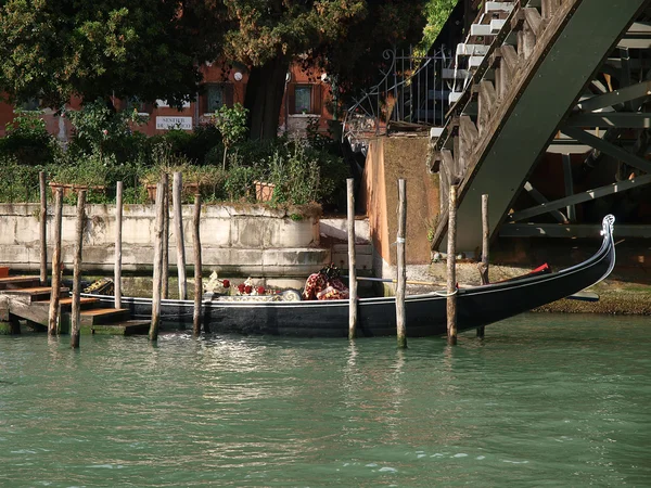 Venetië - gondel op de brug academia — Stockfoto