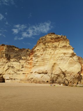 algarve renkli kaya kayalıklarla