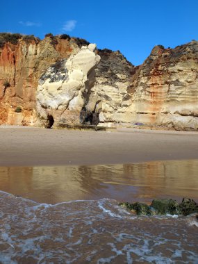 algarve renkli kaya kayalıklarla