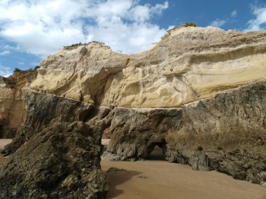 Mağara ve renkli kaya oluşumları üzerinde algarve