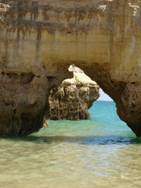 algarve kıyısında renkli taşlar