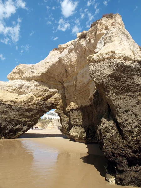 Barevné skalní útesy Algarve v Portugalsku — Stock fotografie