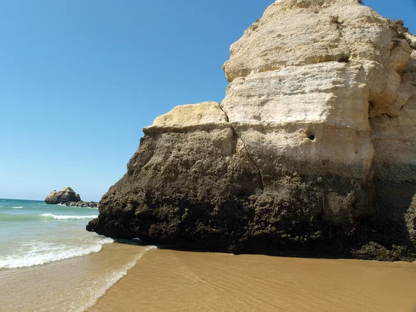 Красочные скалы Алгарве в Португалии — стоковое фото