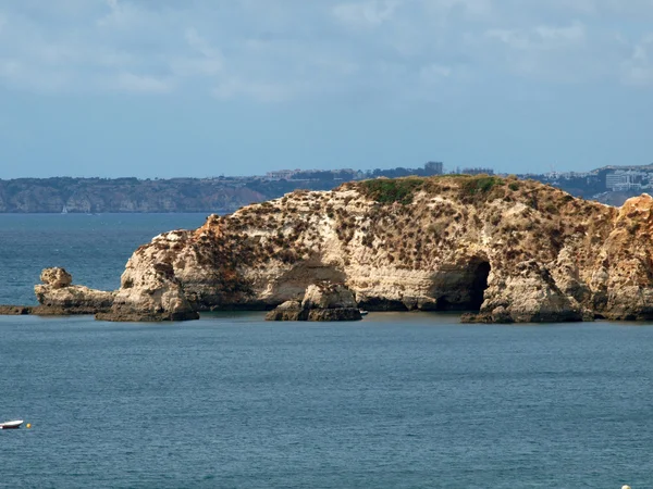 Красочные скалы Алгарве в Португалии — стоковое фото