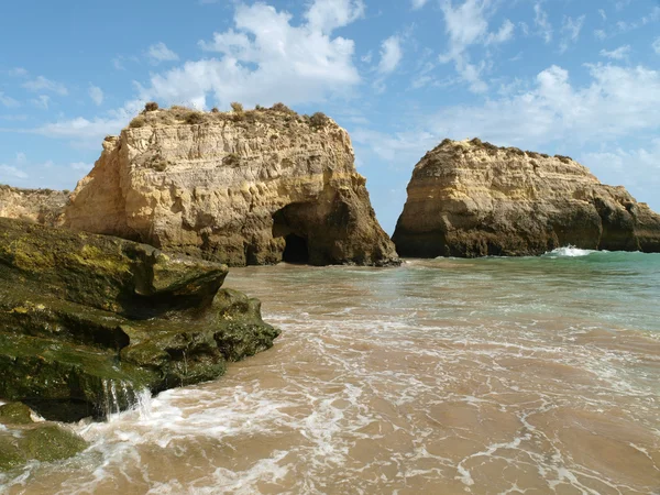 Algarve sahili alçak gelgitte okyanus — Stok fotoğraf
