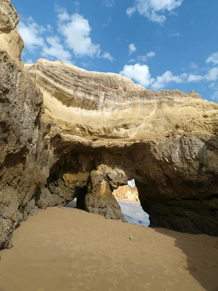Jeskyně a barevné skalní útvary v Algarve — Stock fotografie
