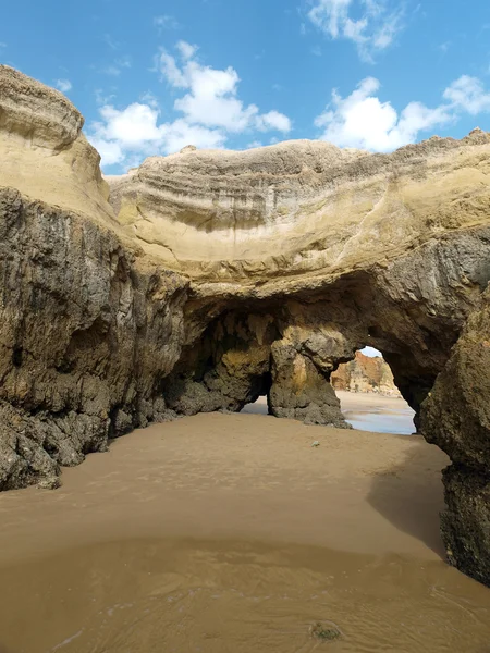 Grutas e formações rochosas coloridas no Algarve — Fotografia de Stock